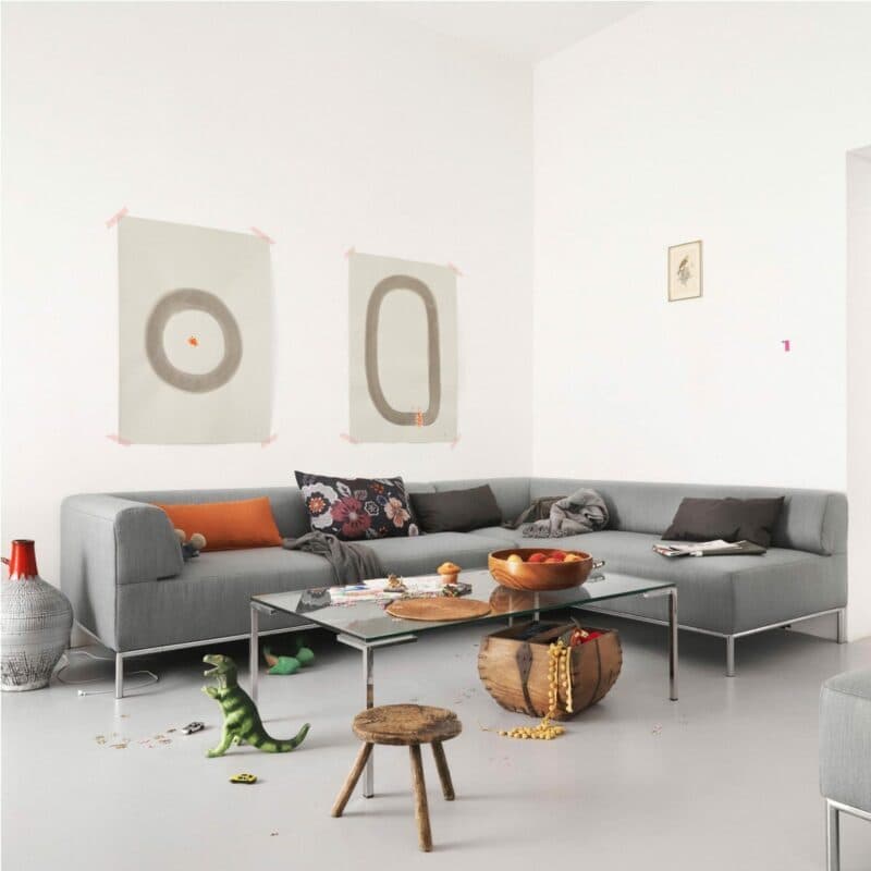 freistil by Rolf Benz Freistil 185 Elementgruppe in Lichtgrau mit Ottomane rechts Wohnbeispiel.