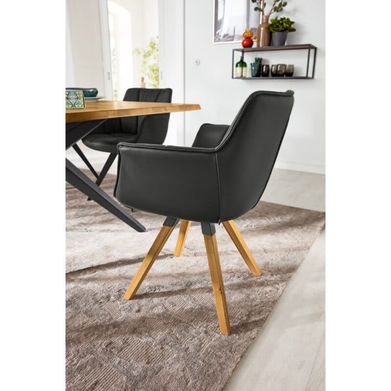 Musterring Tamina Schalensessel in Bezug Leder Florenz schwarz mit Stativgestell aus Wildeiche, Wohnbeispiel.