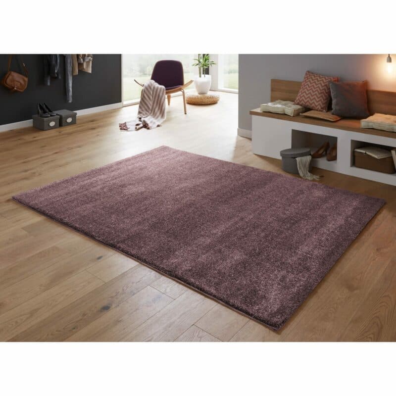 Astra „Savona 180“ Teppich in der Farbe Aubergine – Wohnbeispiel