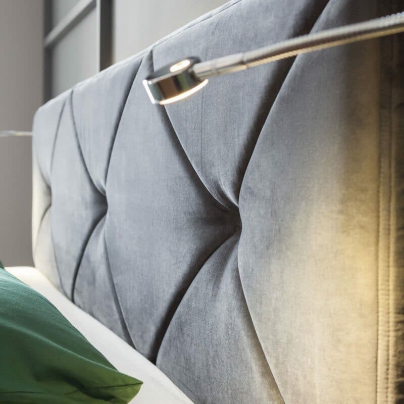 Musterring Dubai Boxspringbett mit Knopfheftung und Beleuchtung in Nahansicht
