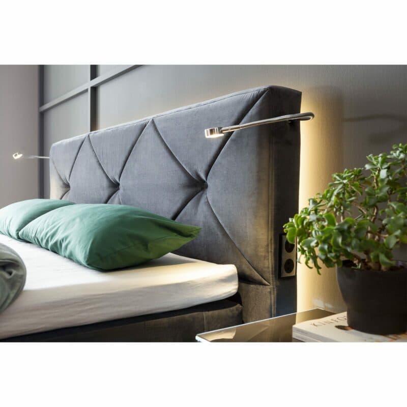 Musterring Dubai Boxspringbett mit Knopfheftung und Beleuchtung im Milieu