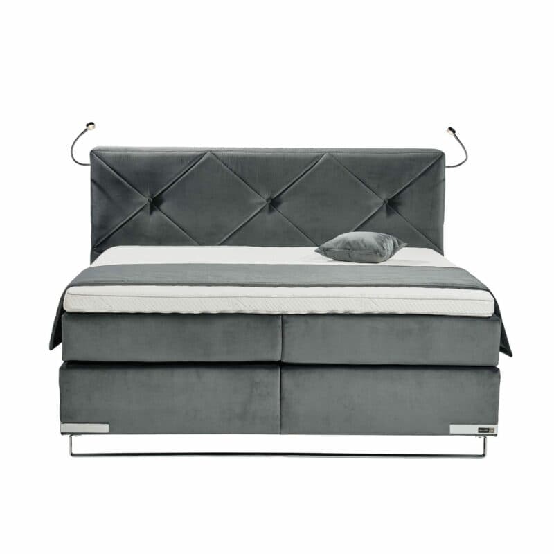 Musterring Dubai Boxspringbett mit Knopfheftung, Leseleuchten und LED-Unterbettbeleuchtung in fronaler Ansicht mit Deko