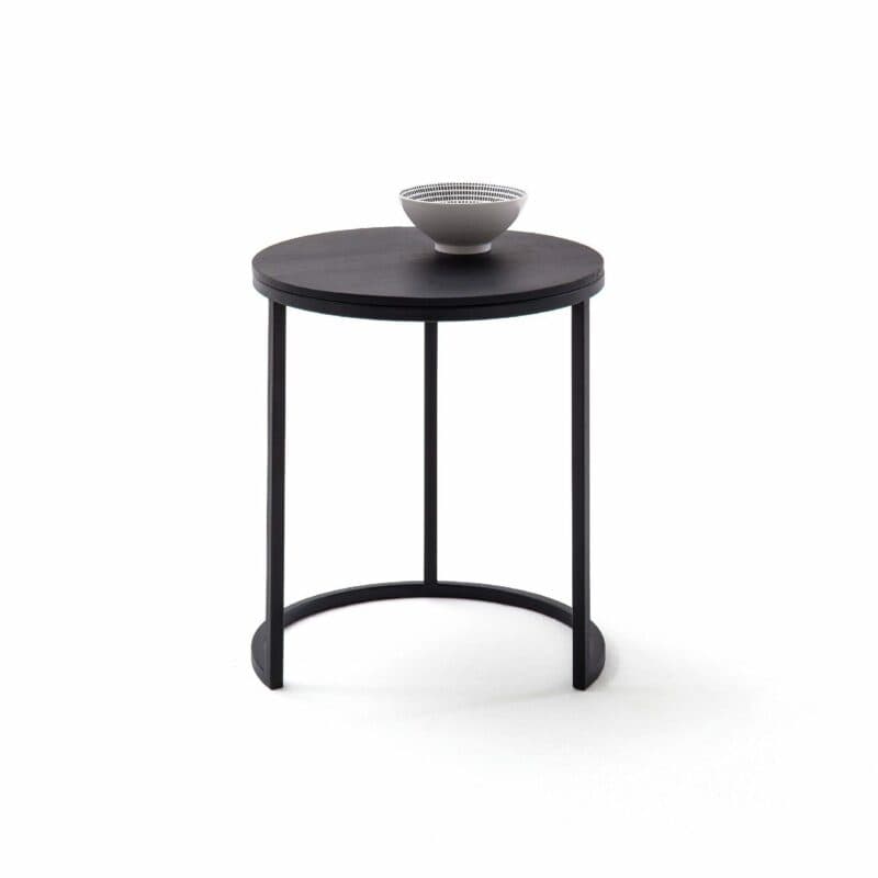 Raum.Freunde „Nico“ Beistelltisch in schwarz mit Metall-Gestell pulverbeschichtet und Platte in massiv astiger Eiche Wohnbeispiel