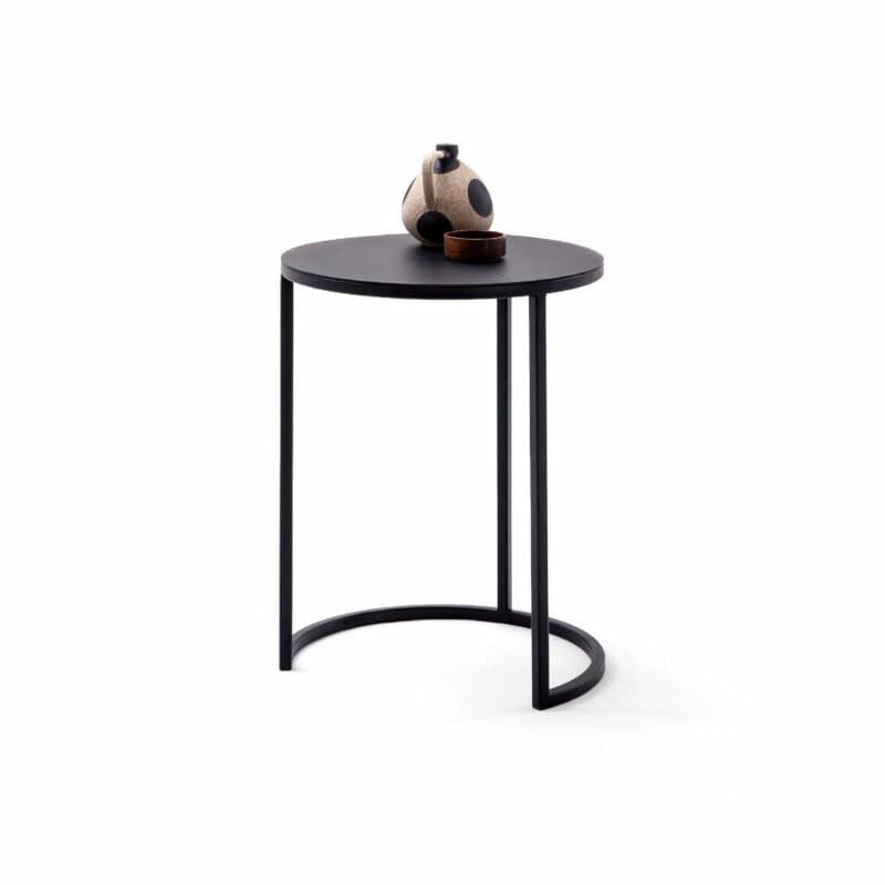Raum.Freunde „Nico“ Beistelltisch in schwarz mit Metall-Gestell pulverbeschichtet und Platte in Metall seitlich Wohnbeispiel