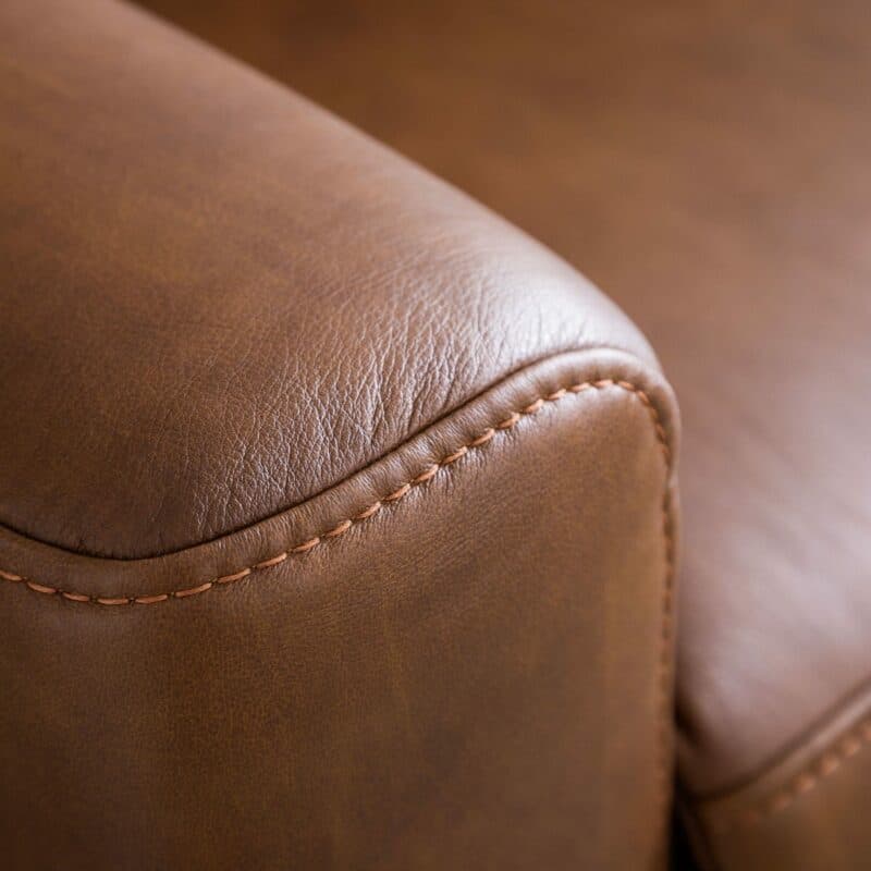 Couchliebe „Hamburg” Polsterecke mit Echtlederbezug in Credo Brandy in Detailansicht der Kontrastnaht.