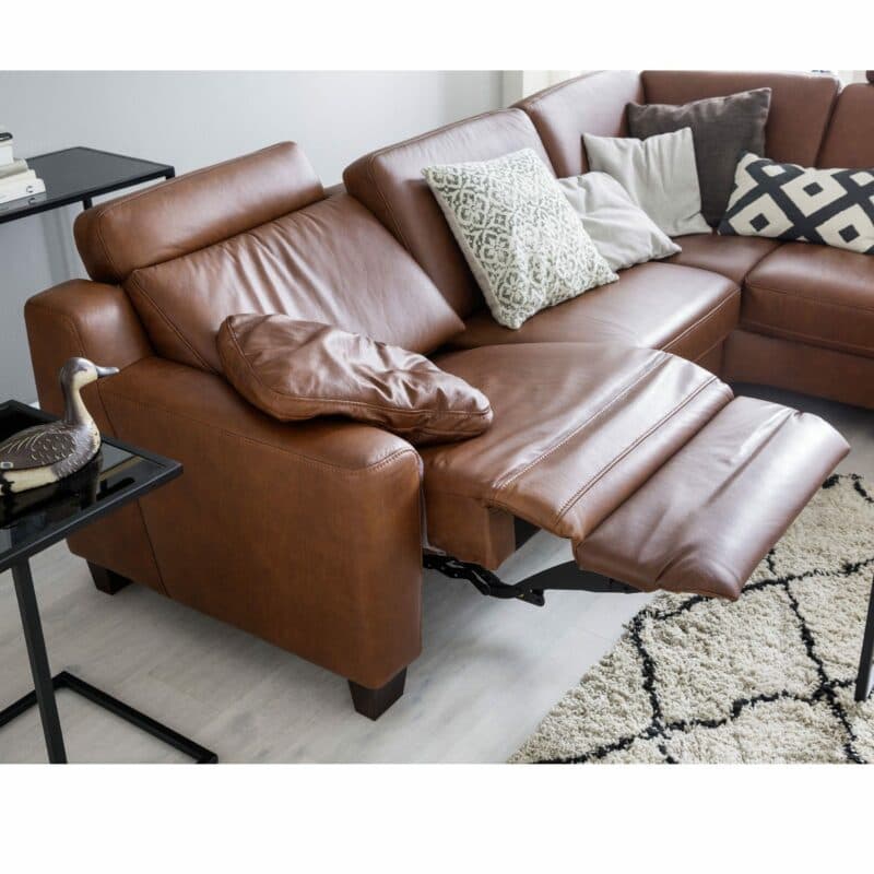 Couchliebe „Hamburg” Polsterecke mit Echtlederbezug in Credo Brandy in Detailansicht der Wall-Away-Relaxfunktion.