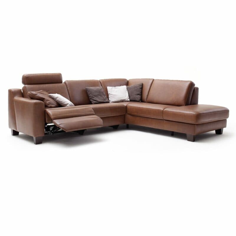 Couchliebe „Hamburg” Polsterecke mit Echtlederbezug in Credo Brandy und Füßen in Holz Eiche maron sowie der motorischen Wall-Away-Relaxfunktion.