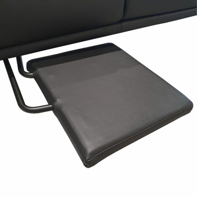 Rolf Benz „Cara” Sofabank mit Bezug 38.110 verkehrsschwarz in Detailansicht der Beinstütze in Nahansicht.