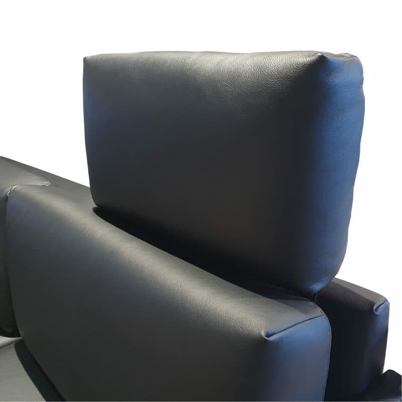 Rolf Benz „Cara” Sofabank mit Bezug 38.110 verkehrsschwarz in Detailansicht der Kopfstütze in Nahansicht.