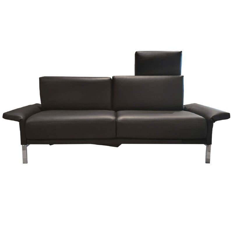 Rolf Benz „Cara” Sofabank mit Bezug 38.110 verkehrsschwarz sowie einem Spangengestell in Glanzchrom, einer Kopfstütze links und verstellbaren Seitenteilen in frontaler Ansicht.