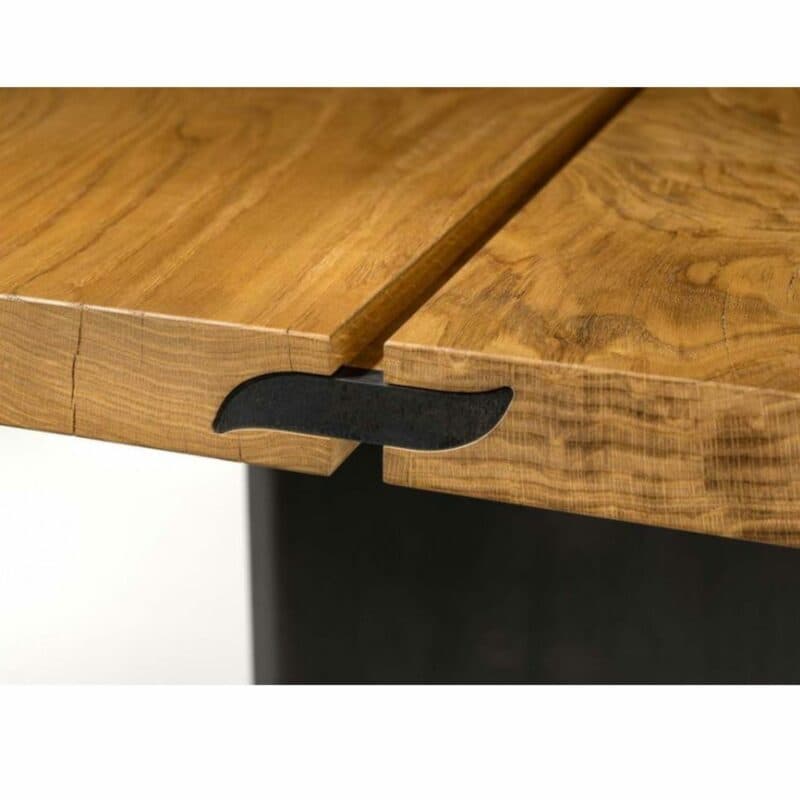 Team 7 „echt.zeit” Esstisch mit einer Tischplatte aus Massivholz in Eiche urig gebürstet und geölt sowie einem Metallwangengestell in Schwarz brüniert Detail Tischplattenverbindung.