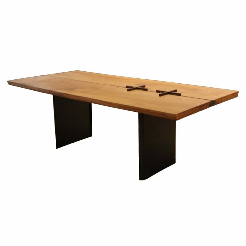 Team 7 „echt.zeit” Esstisch mit einer Tischplatte aus Massivholz in Eiche urig gebürstet und geölt sowie einem Metallwangengestell in Schwarz brüniert.