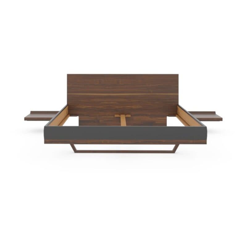 Team 7 Riletto Bett 180 x 200 cm in Nussbaum und schwarzem Leder, mit Kopfteil und Nachtkonsolen.