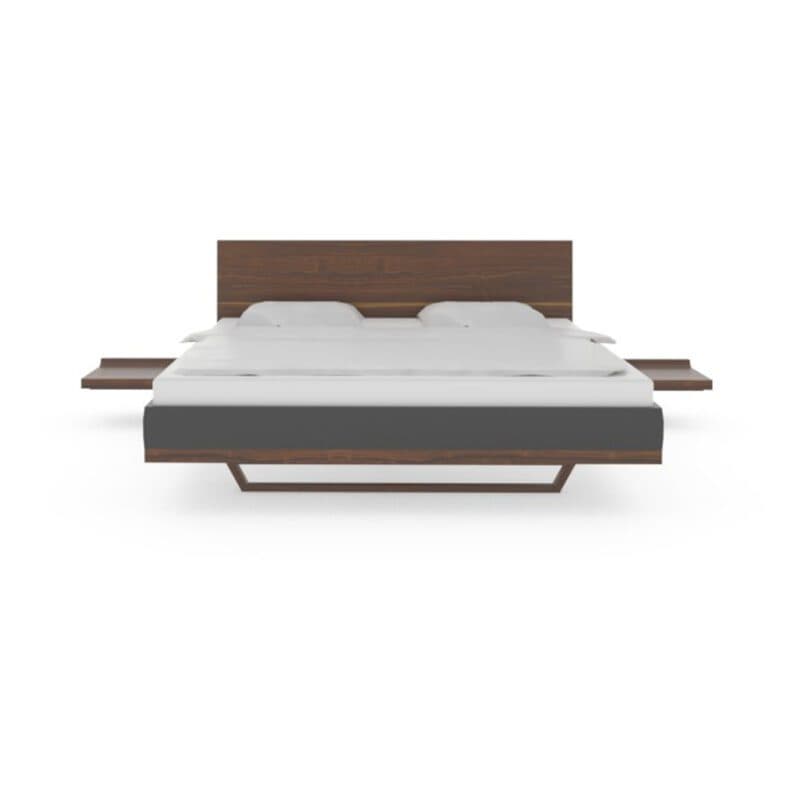 Team 7 Riletto Bett 180 x 200 cm in Nussbaum und schwarzem Leder, mit Kopfteil und Nachtkonsolen.