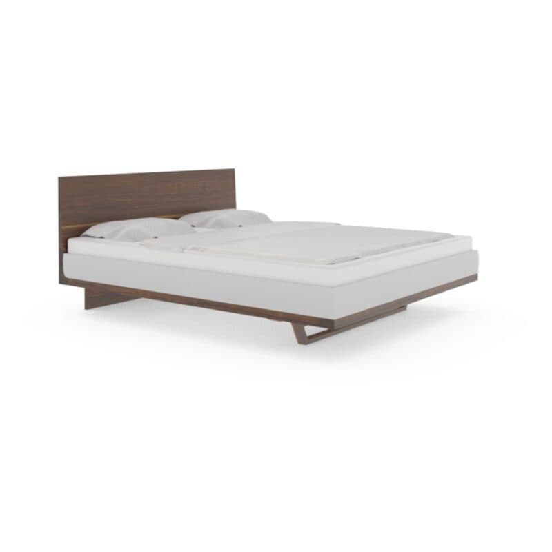 Team 7 Riletto Bett 180 x 200 cm in Nussbaum und weißem Leder, mit Kopfteil.