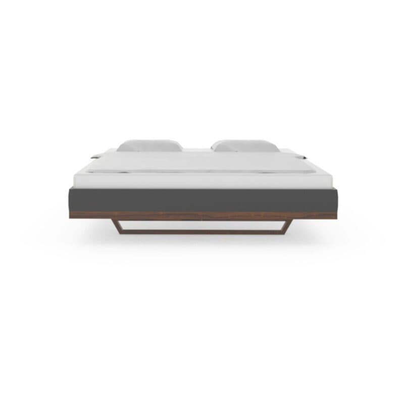 Team 7 Riletto Bett 180 x 200 cm in Nussbaum und schwarzem Leder.