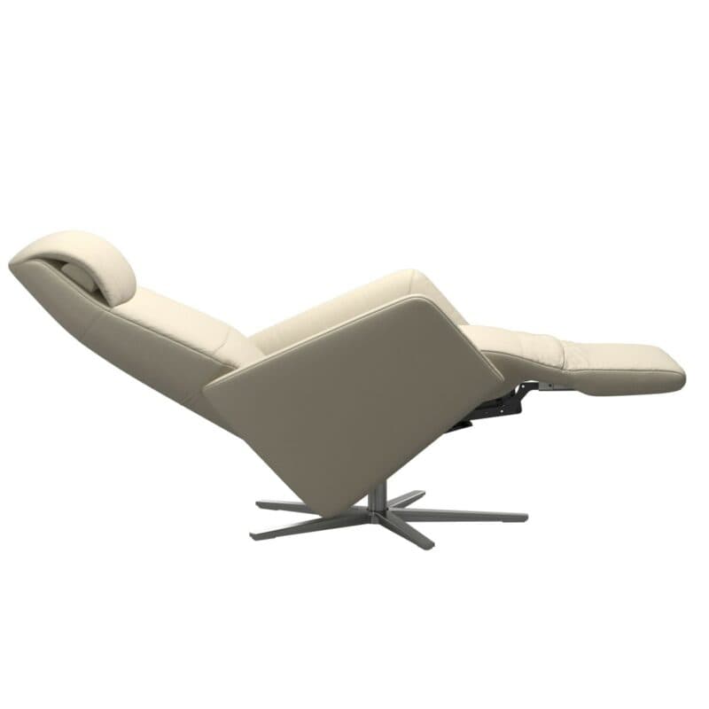 Stressless Scott Relaxsessel mit Lederbezug Batic Creme und einem Gestell in Brushed Aluminium in seitlicher Liegeposition