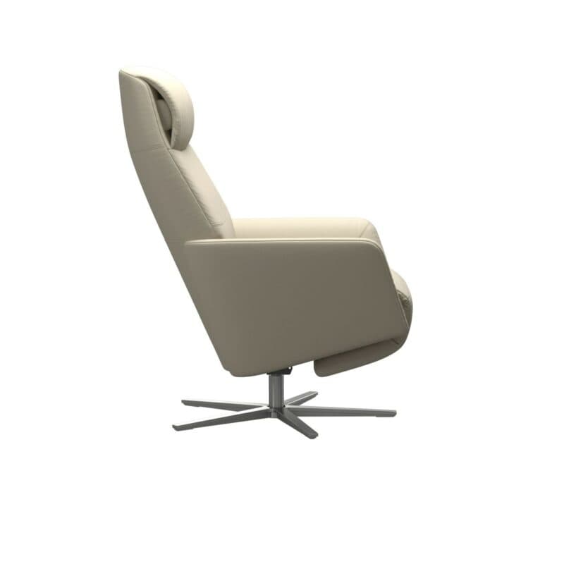 Stressless Scott Relaxsessel mit Lederbezug Batic Creme und einem Gestell in Brushed Aluminium in seitlicher Ansicht