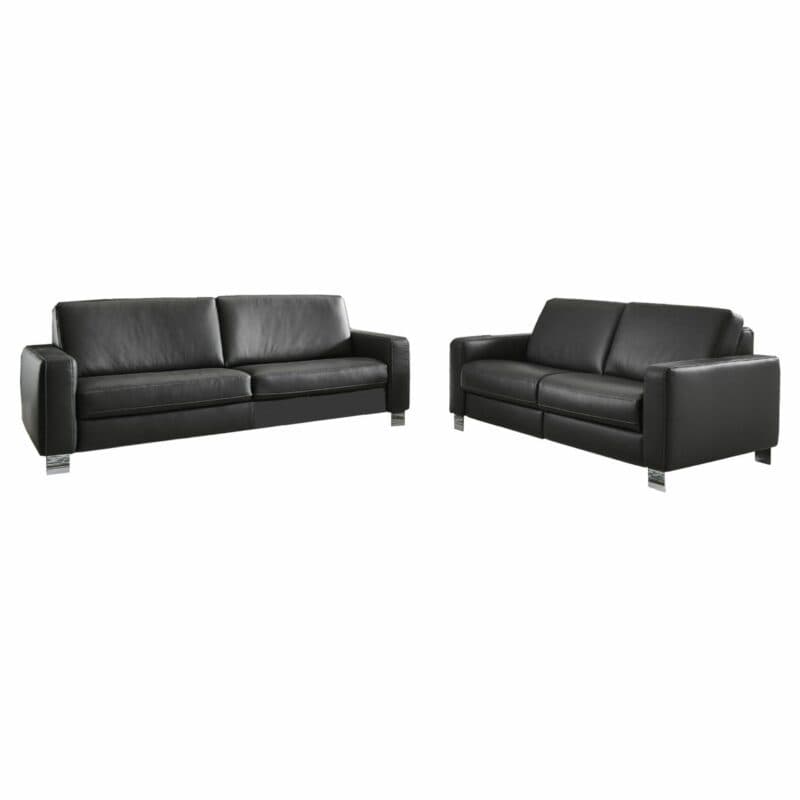 Couchliebe „Hamburg” 2,5- und 3-Sitzer mit Echtlederbezug in Torro Anthrazit und Füßen in Metall Chrom.