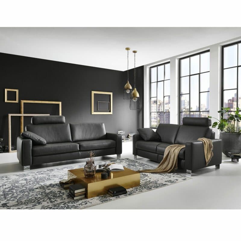 Couchliebe „Hamburg” 2,5- und 3-Sitzer mit Echtlederbezug in Torro Anthrazit Wohnbeispiel.