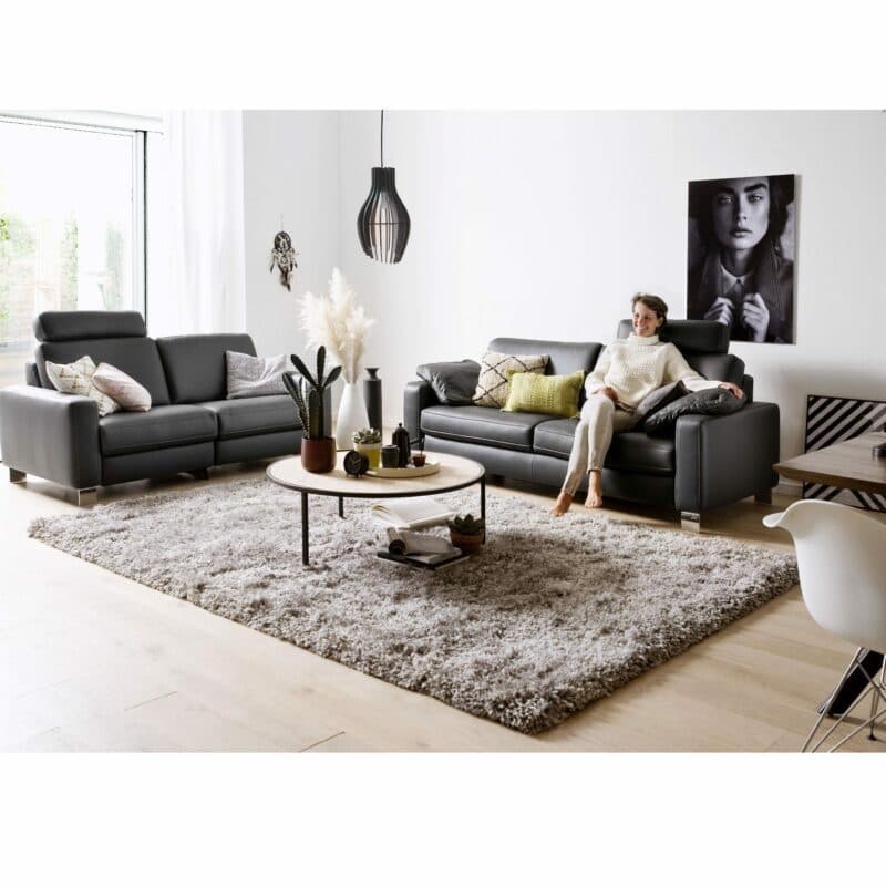 Couchliebe „Hamburg” 2,5- und 3-Sitzer mit Echtlederbezug in Torro Anthrazit Wohnbeispiel.