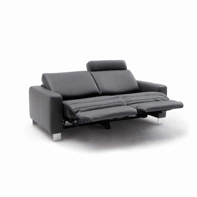Couchliebe „Hamburg” 2,5-Sitzer mit Echtlederbezug in Torro Anthrazit, doppelter Wall-Away-Relaxfunktion mit einer Kopfstütze sowie Füßen in Metall Chrom.