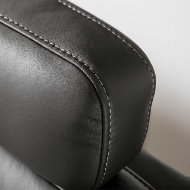 Couchliebe „Hamburg” 2,5- oder 3-Sitzer mit Echtlederbezug in Torro Anthrazit Detail Kontrastnaht.