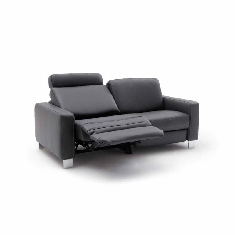 Couchliebe „Hamburg” 2,5-Sitzer mit Echtlederbezug in Torro Anthrazit, Wall-Away-Relaxfunktion mit Kopfstütze sowie Füßen in Metall Chrom.