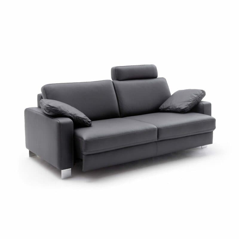 Couchliebe „Hamburg” 3-Sitzer mit Echtlederbezug in Torro Anthrazit, mit einer Kopfstütze sowie Füßen in Metall Chrom.
