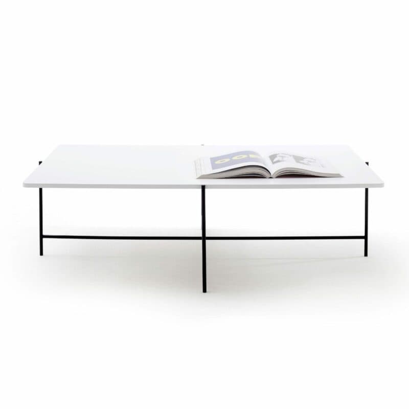 Raum.Freunde Enno Couchtisch groß weiß frontal mit Deko
