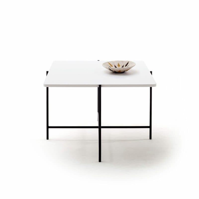 Raum.Freunde Enno Couchtisch mittel weiß frontal mit Deko