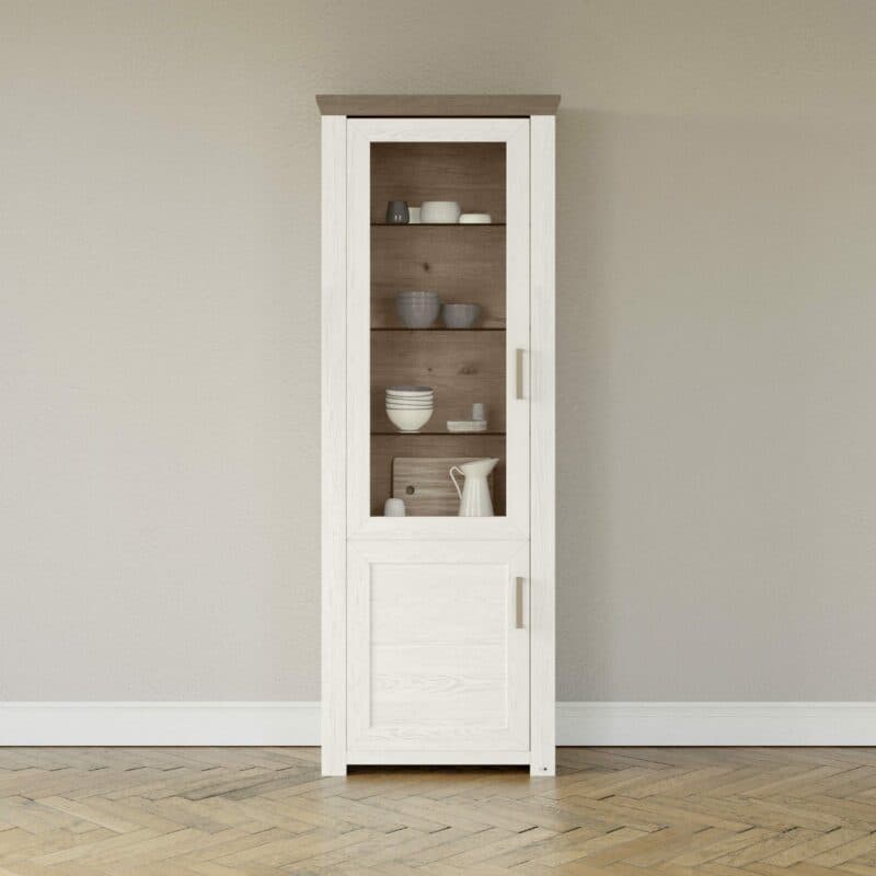 set one by Musterring Type 01 Vitrine in Pino Aurelio Dekor mit Deckplatte und Rückwand in Nelson Eiche Nachbildung - Wohnbeispiel