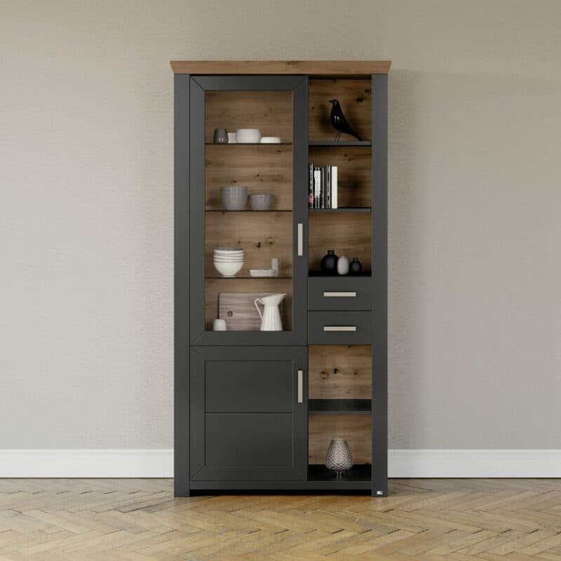 set one by Musterring Type 05 Vitrine mit einer Deckplatte in Artisan Eiche Nachbildung und einem Korpus in Dekor Grau Anthrazit - Wohnbeispiel