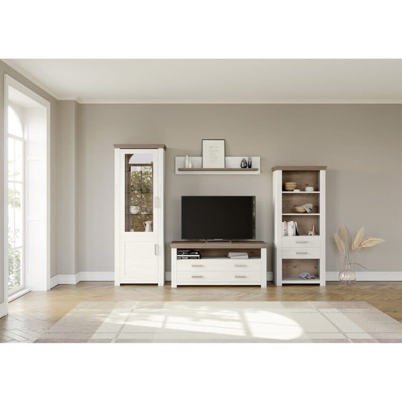 set one by Musterring York Kombination 03 mit einer Deckplatte in Artisan Eiche Nachbildung und einem Korpus in Dekor Pino Aurelio in frontaler Ansicht - Wohnbeispiel