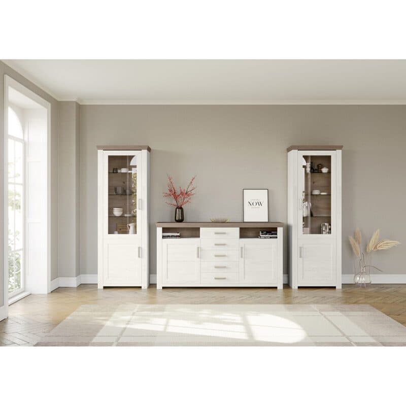 set one by Musterring York Kombination 04 mit einer Deckplatte in Artisan Eiche Nachbildung und einem Korpus in Dekor Pino Aurelio in frontaler Ansicht - Wohnbeispiel