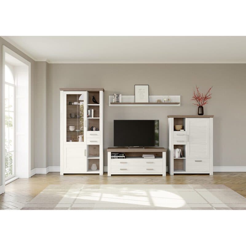 set one by Musterring York Kombination 07 mit einer Deckplatte in Artisan Eiche Nachbildung und einem Korpus in Dekor Pino Aurelio in frontaler Ansicht - Wohnbeispiel