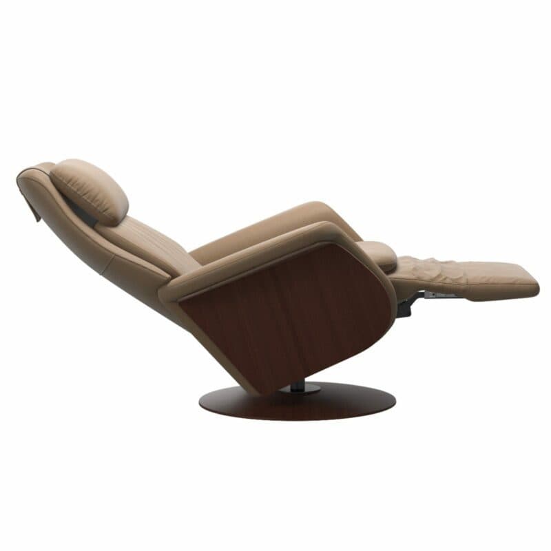 Stressless Sam Relaxsessel in Leder Paloma Almond mit Armlehne und Disc Gestell in Walnuss zeigt Relaxfunktion