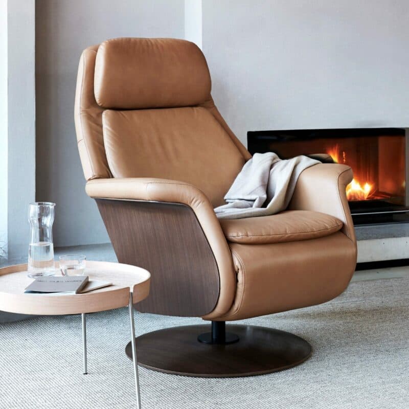 Stressless Sam Relaxsessel in Leder Paloma Almond mit Armlehne und Disc Gestell in Walnuss als Wohnbeispiel