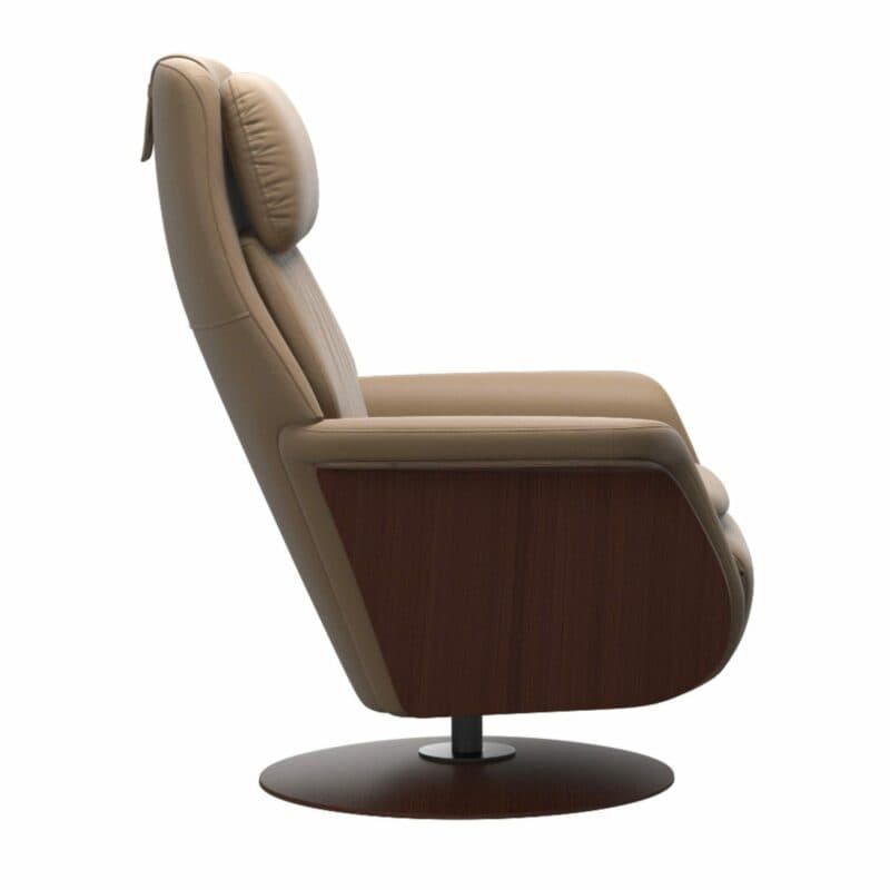 Stressless Sam Relaxsessel in Leder Paloma Almond mit Armlehne und Disc Gestell in Walnuss von der Seite