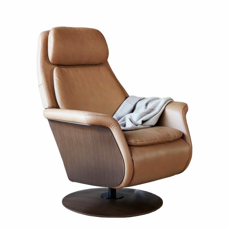 Stressless Sam Relaxsessel in Leder Paloma Almond mit Armlehne und Disc Gestell in Walnuss seitlich