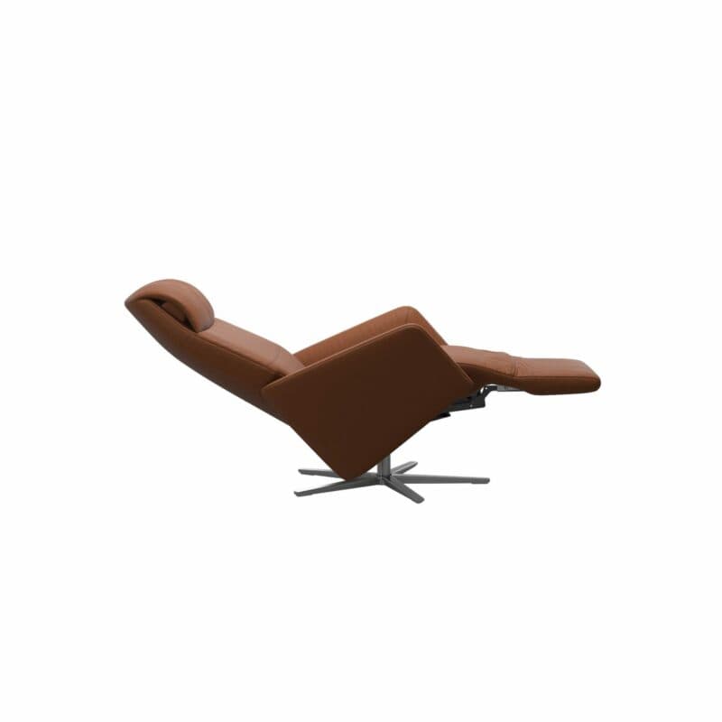 Stressless Scott Relaxsessel mit Lederbezug Paloma Cognac und einem Gestell in Brushed Aluminium in seitlicher Liegeposition