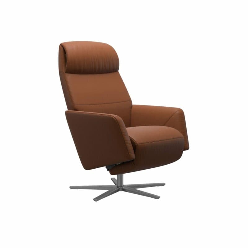 Stressless Scott Relaxsessel mit Lederbezug Paloma Cognac und einem Gestell in Brushed Aluminium in seitlich frontaler Ansicht