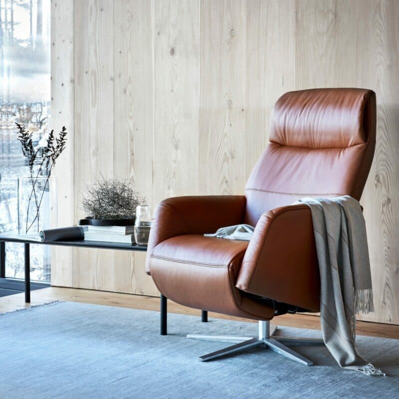 Stressless Scott Relaxsessel mit Lederbezug Paloma Cognac und einem Gestell in Brushed Aluminium als Wohnbeispiel