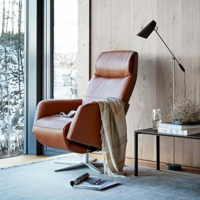 Stressless Scott Relaxsessel mit Lederbezug Paloma Cognac und einem Gestell in Brushed Aluminium als Wohnbeispiel