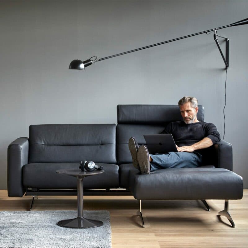 Stressless Stella 2,5-Sitzer Sofa mit Bezug Paloma Black - Wohnbeispiel