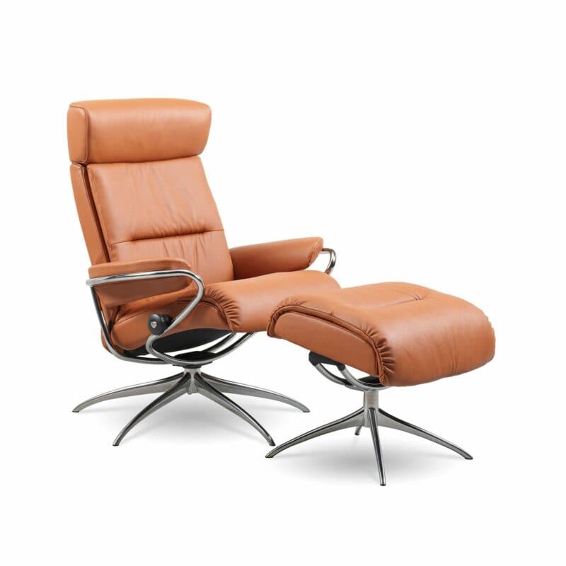 Stressless Tokyo Sessel Low Back mit Kopfteil und Hocker – Bezug aus Leder Paloma Cognac mit Star Untergestell in Chrom