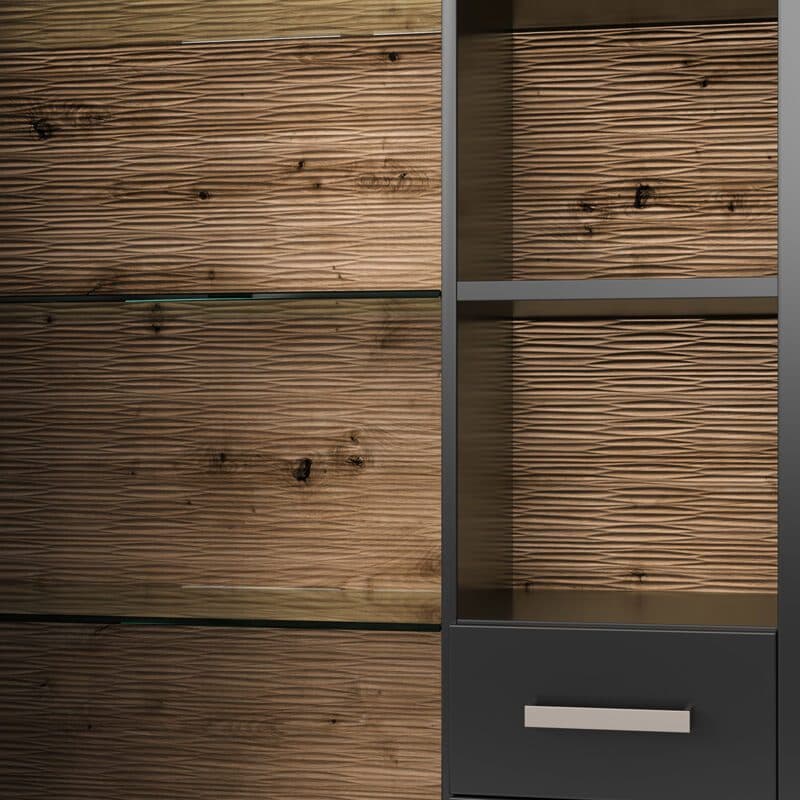 set one by Musterring Type 05 Vitrine mit einer Deckplatte in Artisan Eiche Nachbildung und einem Korpus in Dekor Grau Anthrazit - Detailansicht