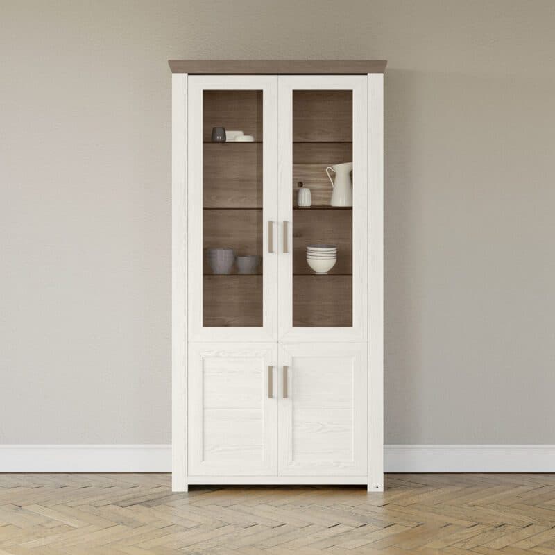 set one by Musterring Type 17 Vitrine mit einer Deckplatte in Eiche Nelson Nachbildung und einem Korpus in Dekor Pino Aurelio - Wohnbeispiel