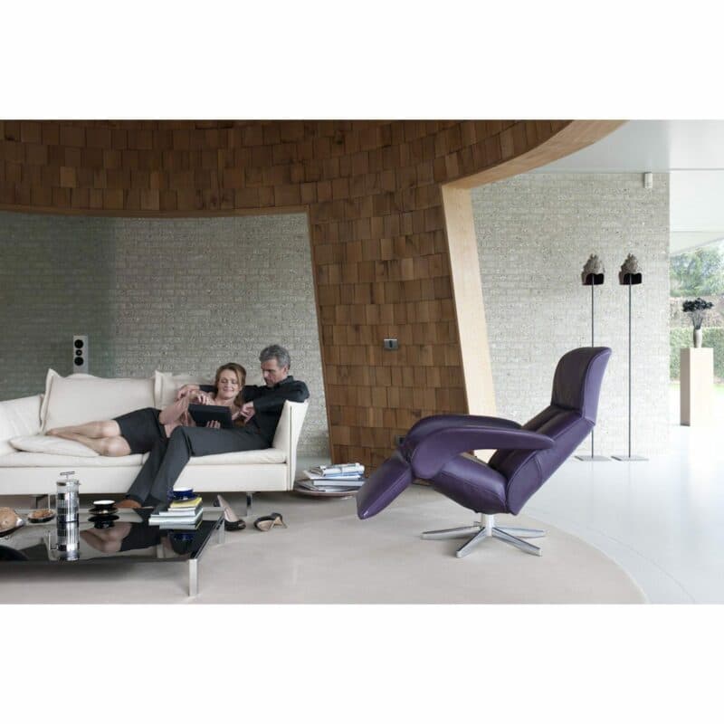 Jori Symphony Relaxsessel in Größe Medi mit Bezug in Leder Celia Nero in Braun im Mileiu.