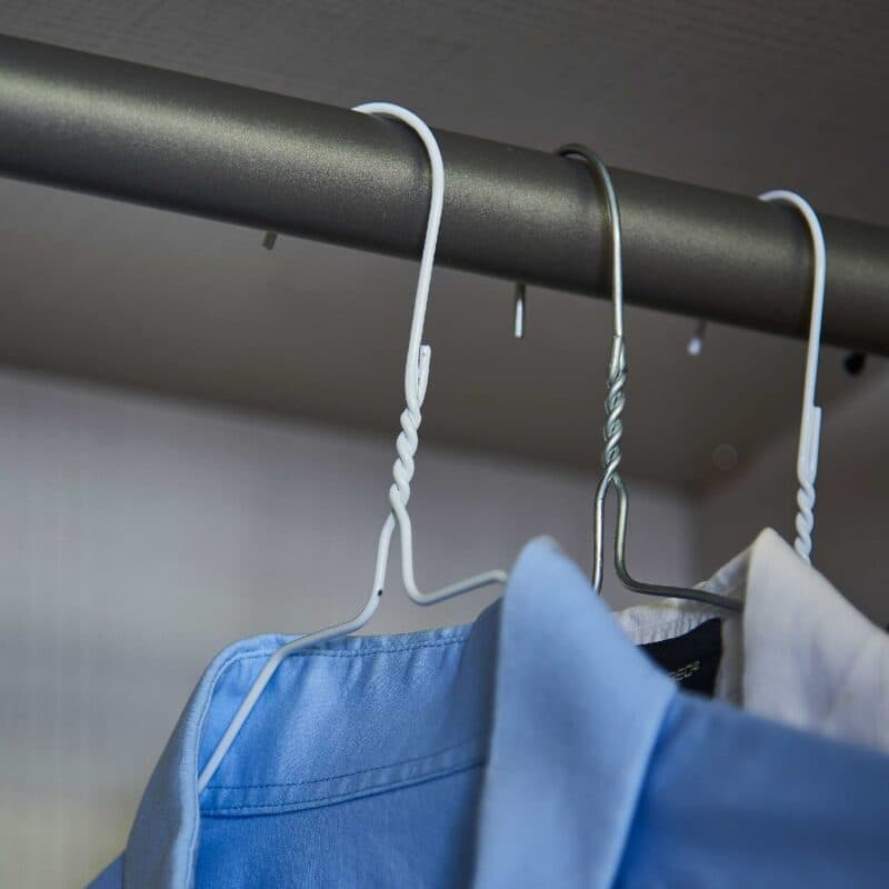 Contur Loretto Drehtürenschrank – Detail Kleiderstange